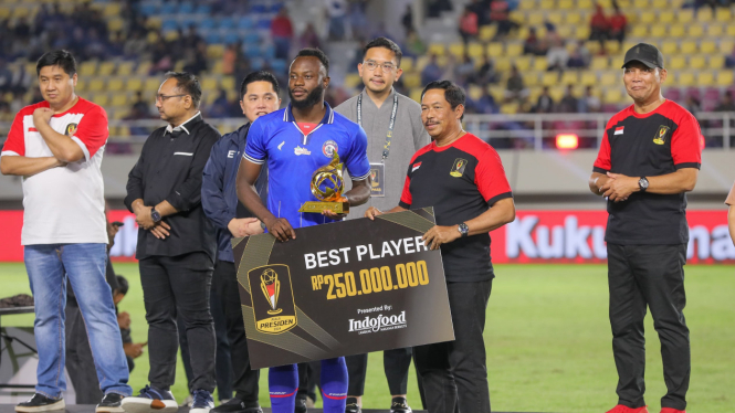 Pj Gubernur Jateng serahkan hadiah best player Piala Presiden