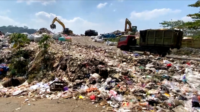 Mesin Eskavator Digunakan Untuk mengatur Sampah Di TPA Sampah Blondo