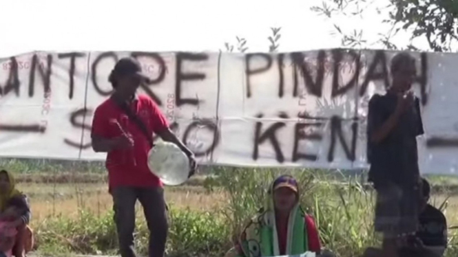 Warga demo di Kantor PDAM Karanganom Klaten.