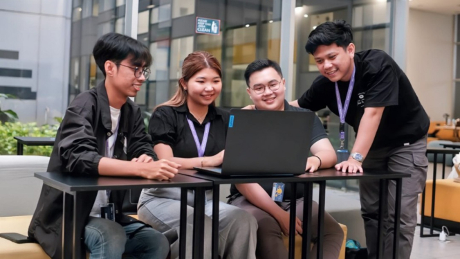 Mahasiswa Binus University sedang melakukan belajar kelompok.