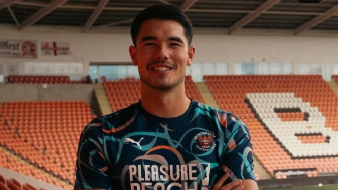 Elkan Baggot berseragam Blackpool berpose di Stadion Bloomfield.