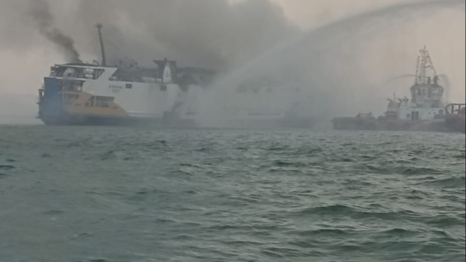 KM Kirana I terbakar di Laut Semarang