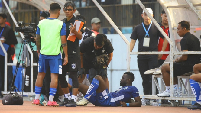 Pemain PSIS Sudi Abdallah terkapar akibat cedera lutut.