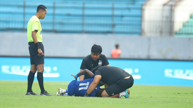 Sudi Abdallah terkapar di lapangan karena cedera.