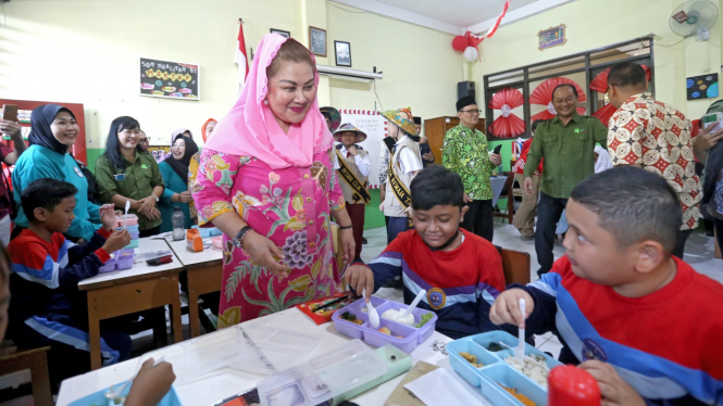 Wali Kota Semarang melihat uji coba makan siang bergizi