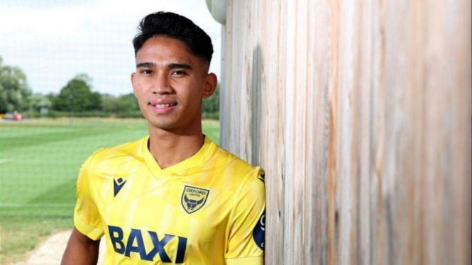 Marselino Ferdinan berseragam Oxford United.