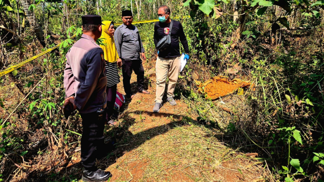 Polisi Lakukan Olah TKP Penemuan Mayat Di Tengah Kebun