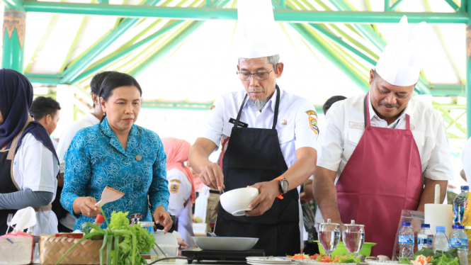 Sekda Jateng Sumarno saat masak di Agro Expo Soropadan