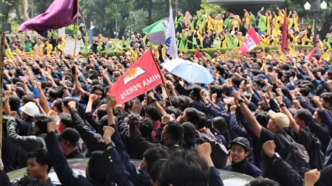 Unjuk rasa tolak revisi UU Pilkada di Semarang.