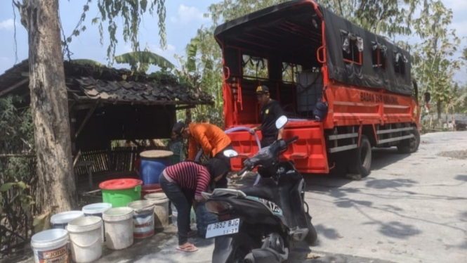 Bantuan air bersih di daerah kekeringan di Jateng