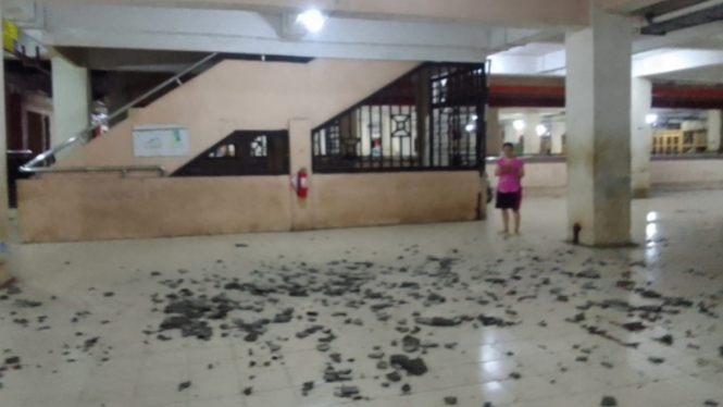 Tembok di Pasar Prambanan Yogyakarta rontok akibat gempa.