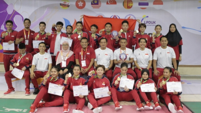 Tim beregu putra putri Indonesia juara Asian School Badminton.