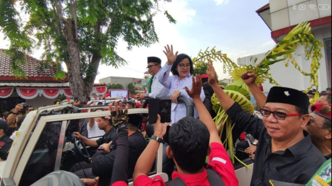 Pasangan PDIP Agustina-Iswar menuju ke KPU Kota Semarang.