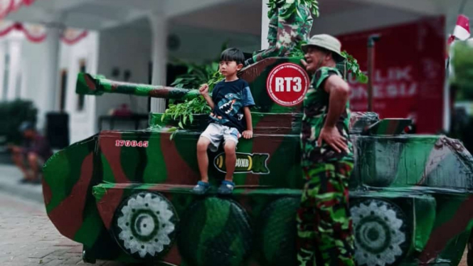 Sepeda yang dirakit jadi tank warnai karnaval HUT RI di Semarang.