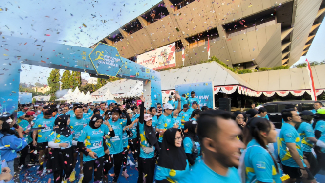 Pelari Ikuti Fun Run PLN Mobile 2024 peringati Hari Pelanggan Nasional