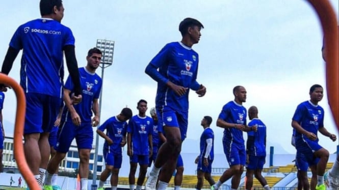 Pemain Persib Bandung latihan jelang laga.