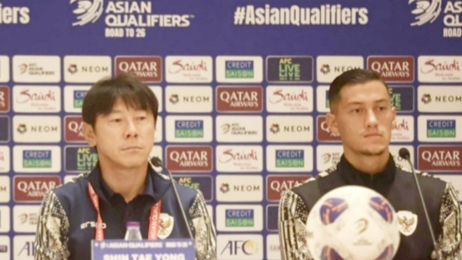 Shin Tae-yong dan Jay Idzes saat konpers jelang laga lawan Arab Saudi.