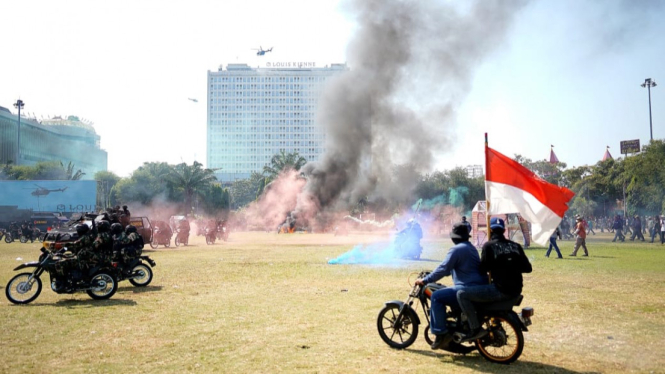 Simulasi pengamanan Pilkada oleh Polda Jateng di Simpang Lima Semarang