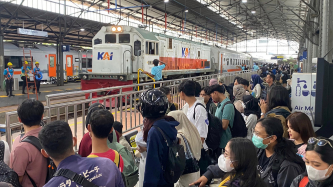 Suasana penumpang di Stasiun Semarang