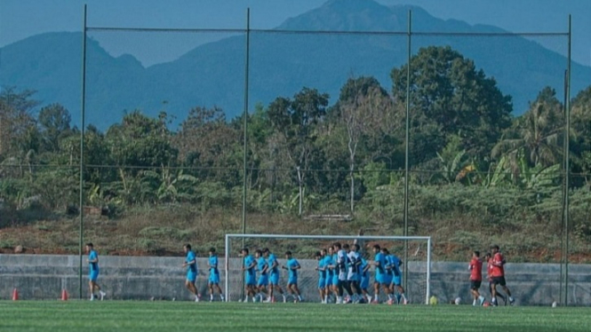 Pemain PSIS menggelar latihan di lapangan dekat Gunung Ungaran.