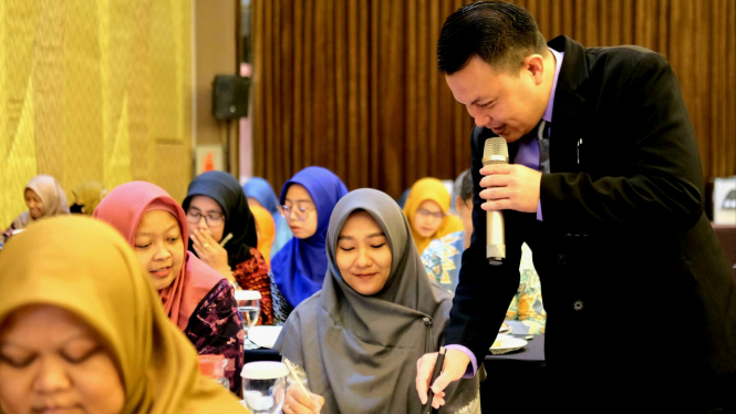 Para Guru Mengikuti Pelatihan Matematika Oleh Pakar Matematika