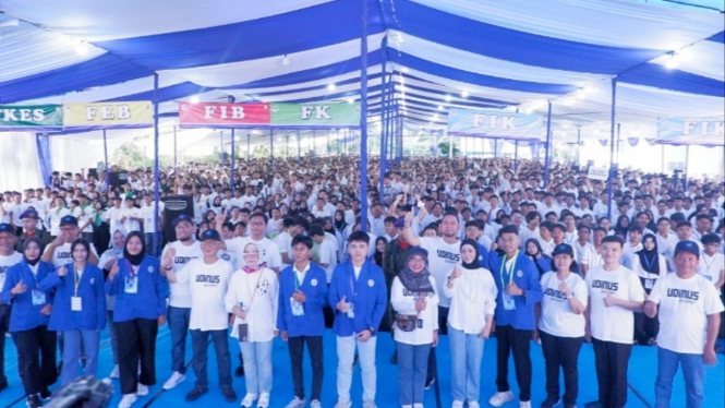 Rektor bersama mahasiswa Udinus Semarang di Acara Dinus Inside 2024.