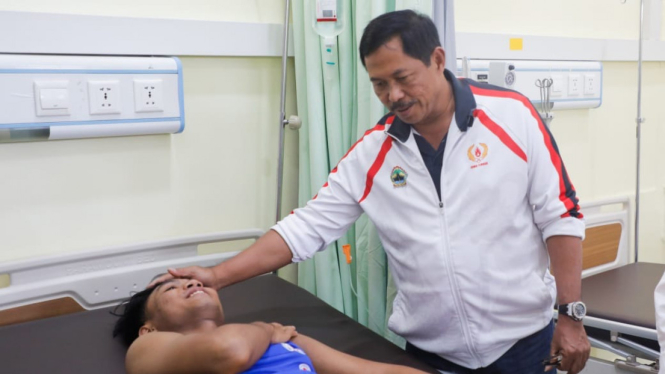 Pj Gubernur Jateng Nana Sudjana saat menjenguk atlet Muaythai Jateng