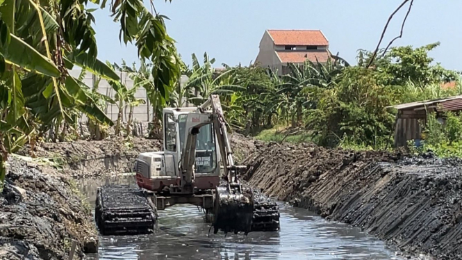 Pengerukan sedimen di Sungai Sringin Semarang