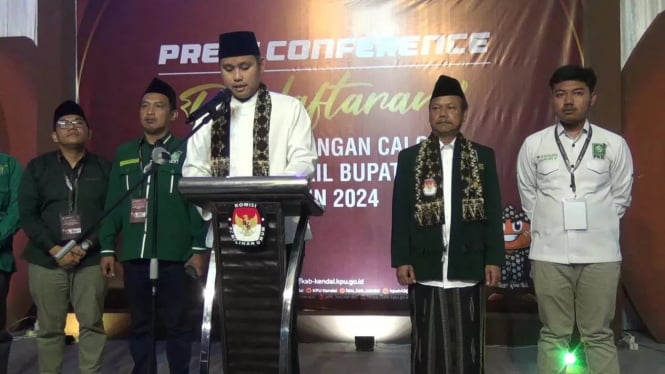 Dico-Ali saat mendaftar Pilkada di KPU Kendal.