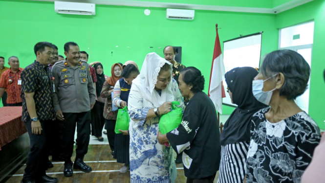 Wali Kota Semarang salurkan BLT DBHCHT di Kecamatan Gajahmungkur