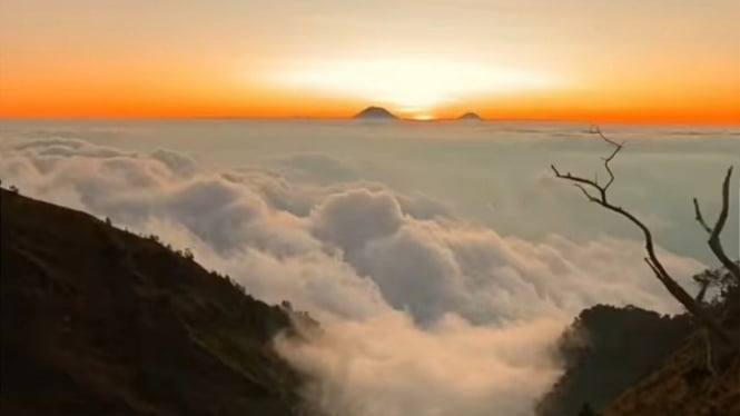 Pemandangan sunrise dari pumcak Gunung Merbabu.