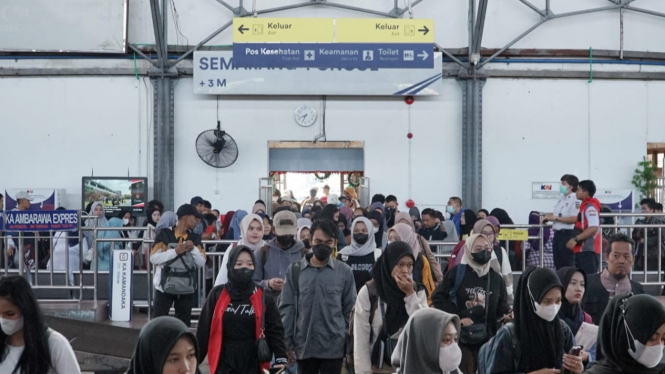 Suasana penumpang kereta api di Stasiun Poncol Semarang