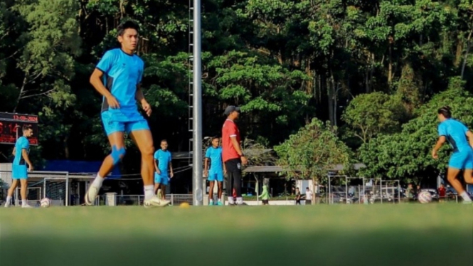 Para pemain PSIS latihan di Lapangan Saraga ITB Bandung.