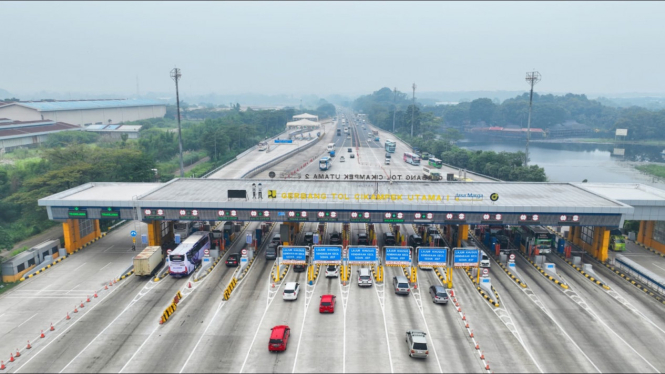 Suasana di gerbang tol Trans Jawa