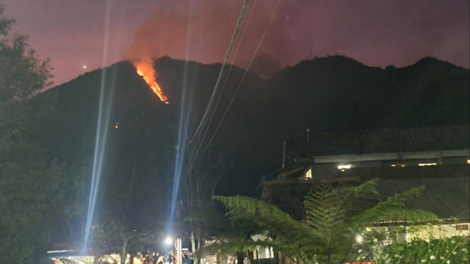 Gunung Telomoyo terbakar, dilihat dari Getasan.