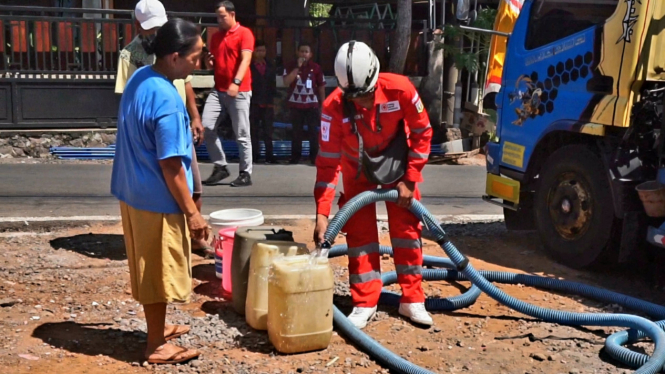 PMI Salurkan Air Bersih Ke 5 Desa