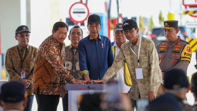 Presiden Jokowi didampingi Pj Gubernur Jateng resmikan tol Jogja-Solo.