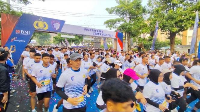 Ribuan pelari ikuti Bhayangkara Zebra Run 2024 di Mapolda Jateng.