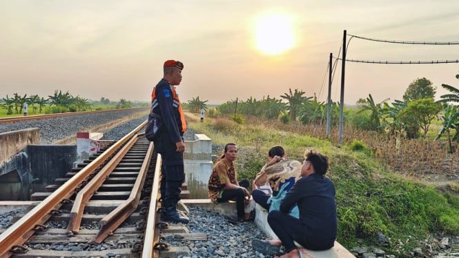 Petugas KAI sambangi warga yang beraktivitas di rel