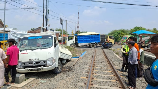 Mobil pick up yang tersambar kereta api di Alatua Semarang.