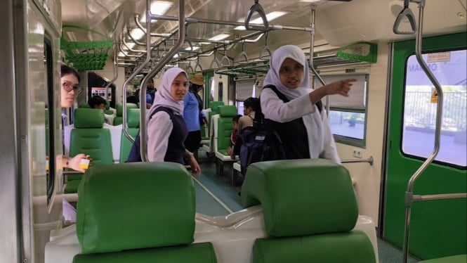 Penumpang naik, kereta api murah dari Solo.