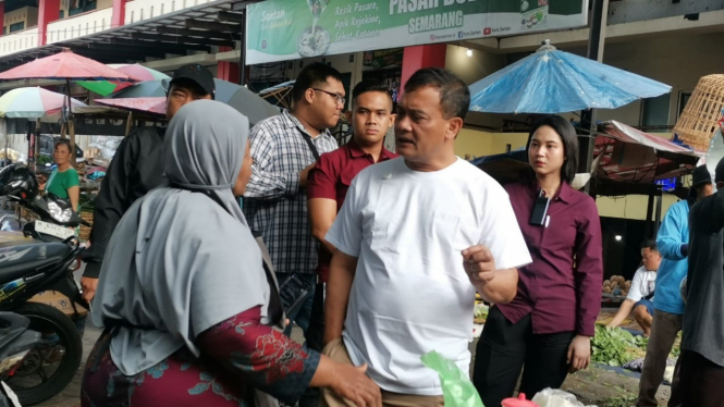 Cagub Jateng Ahmad Luthfi kampanye blusukan ke Pasar Bulu Semarang