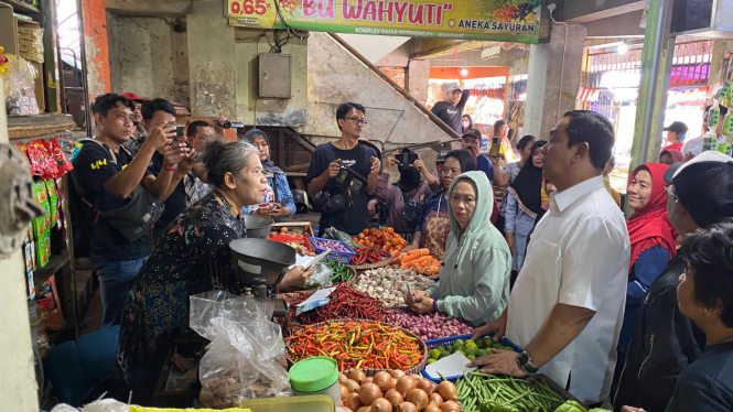 Cawagub Jateng Hendrar Prihadi blusukan ke pasar serap aspirasi.