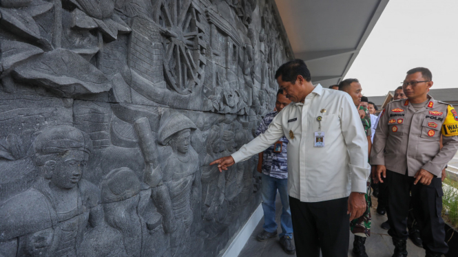 Pj Gubernur Jateng Nana Sudjana tinjau pasar seni Borobudur