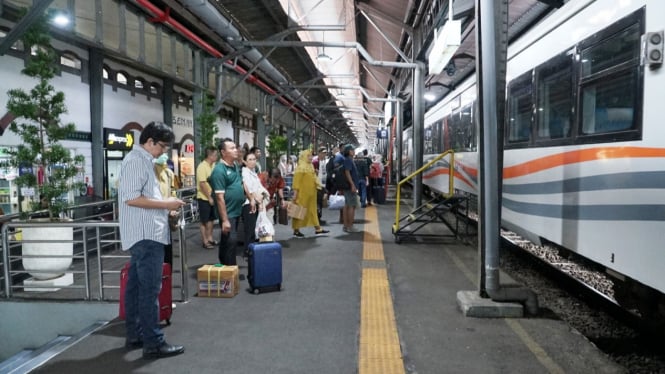 Kereta api di Stasiun Tawang Semarang.