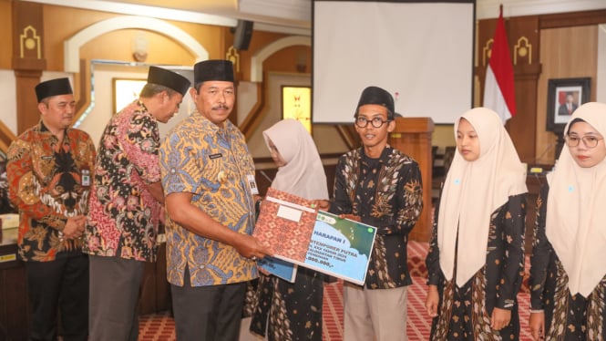 Pj Gubernur Jateng serahkan tali asih peserta MTQ Nasional