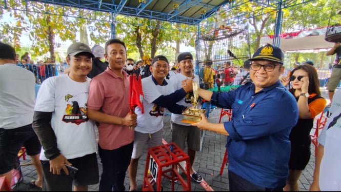 Kepala KAI Daop 4 Semarang serahkan piala kepada juara