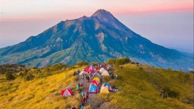 Suasana pendaki berkemah di punggung Gunung Merbabu.