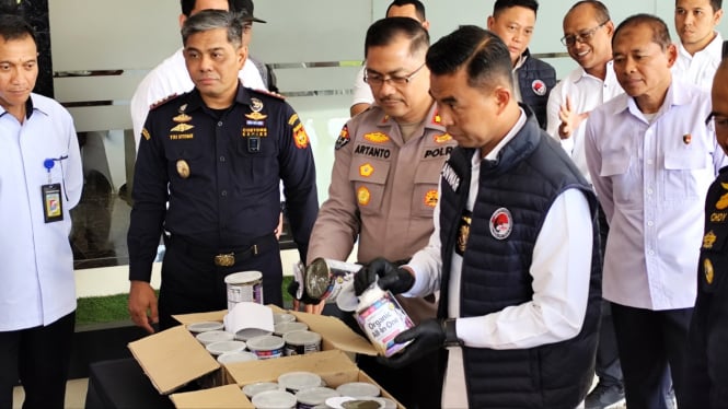 Polisi Polda Jateng amankan sabu 12 kg dalam kaleng susu.