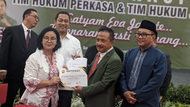 Calon Wali Kota Semarang Agustina bersama tim hukum Jaguar.